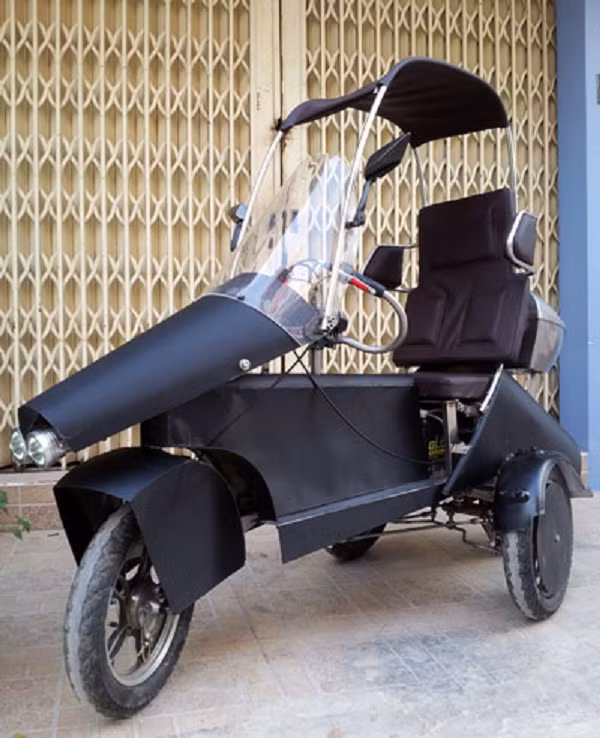 4. Xe điện 4 bánh: Chiếc xe điện bốn bánh chế tạo dành riêng cho người khuyết tật, Mai Sỹ Xuân Lâm lấy ý tưởng từ FV2 concept của Toyota. Xe dùng 4 bình điện 12V-20A để vận hành động cơ 48V-380W.