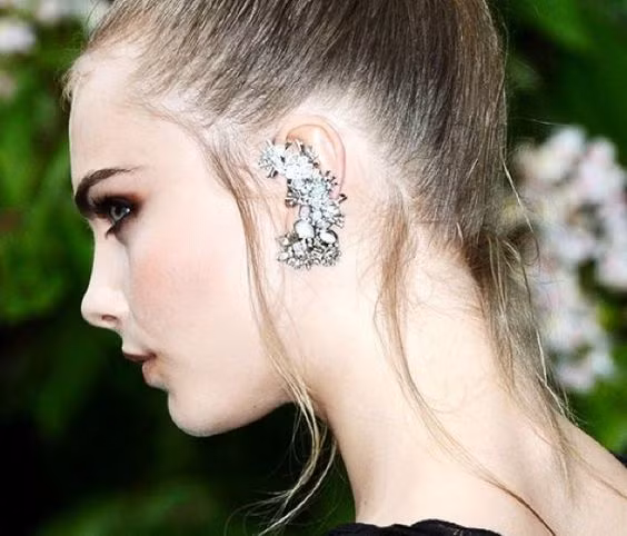 Người mẫu Cara Delevingne ấn tượng với bông tai bám cong gần kín tai. Ảnh: Printest.