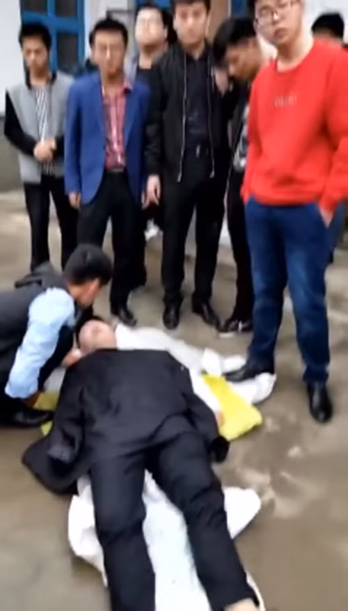 Những trò đùa "độc" và "lầy lội" cô dâu chú rể khiếp vía - Hình 2 Nhung tro dua