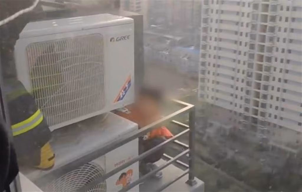 Trốn bác ruột, cậu bé làm điều ai cũng thót tim kinh sợ - Hình 2 Tron bac ruot, cau be lam dieu ai cung thot tim kinh so-Hinh-2