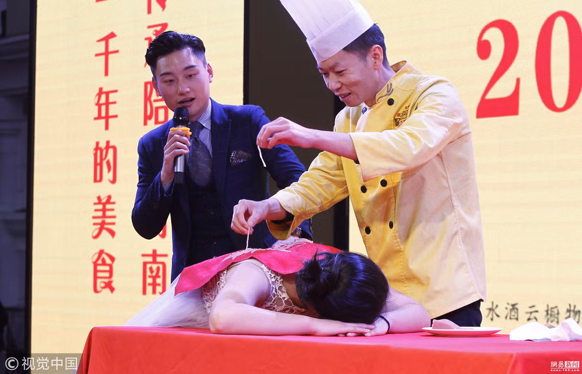 Ron nguoi dau bep thai thit tren lung gai tre, the hien...-Hinh-3