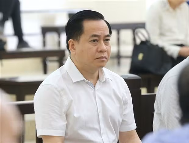  Phan Văn Anh Vũ bị đề nghị truy tố về tội "Đưa hối lộ": Ngày 21/4, Bộ Công an đã hoàn tất kết luận điều tra bổ sung, đề nghị VKSND Tối cao truy tố bị can Phan Văn Anh Vũ (SN 1975, trú Đà Nẵng; Chủ tịch Hội đồng Quản trị Công ty cổ phần Xây dựng Bắc Nam 79) về tội “Đưa hối lộ”. Do sợ những sai phạm đất đai ở Đà Nẵng của mình bị phát hiện nên Vũ đã nhờ lái xe của mình chuyển 5 tỷ đồng và 4 lần chuyển quà cho Hồ Hữu Hòa (SN 1984 ở Nghệ An) để tiếp cận với một lãnh đạo Tổng Cục tình báo để nhờ giúp đỡ, tìm hiểu thông tin. 