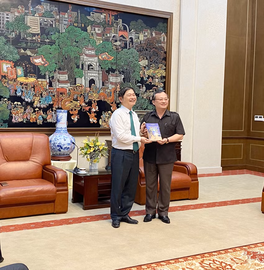 Chu tich Phan Xuan Dung tham va lam viec voi Tinh uy Hung Yen-Hinh-3