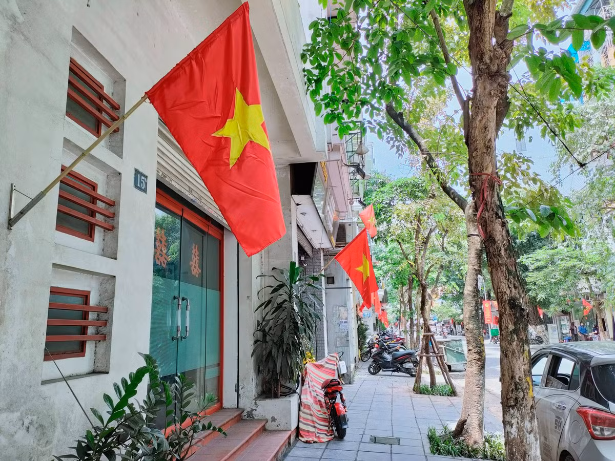 Đây là ngày lễ lớn của dân tộc, nhân viên của tất cả các cơ quan đoàn thể được nghỉ làm việc. 