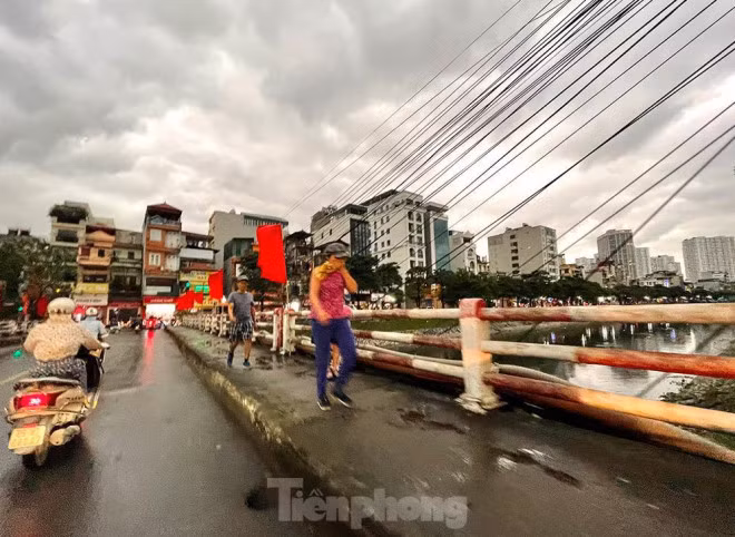 Ha Noi troi toi den ngay dau tuan, xe tac nghet trong mua gio