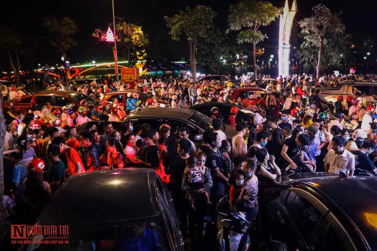Càng gần tới thời điểm bắn pháo hoa thì dòng người đổ về đây rất đông. (Ảnh: Người Đưa tin)