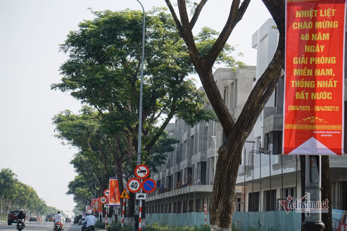 Băng rôn chào mừng 46 năm ngày Giải phóng miền Nam thống nhất đất nước treo khắp các tuyến phố ở Đà Nẵng. 