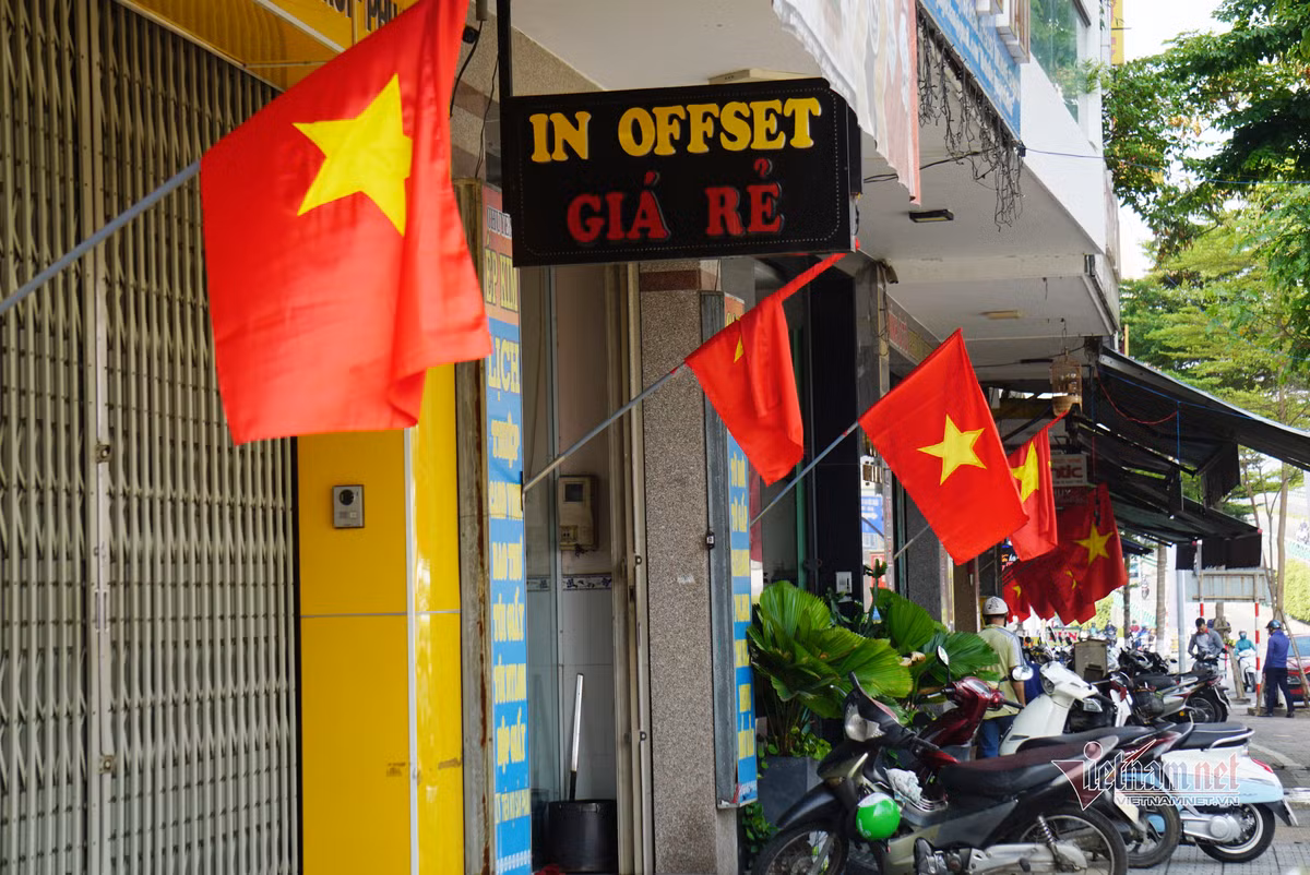 Người dân tại đường Điện Biên Phủ treo cờ Tổ quốc trước nhà để kỷ niệm những tháng ngày lịch sử của dân tộc.