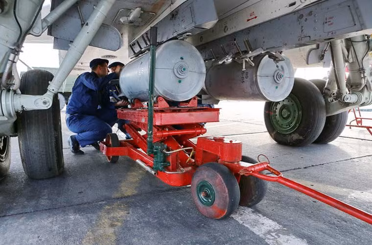 Dẫu sao vũ khí thông minh đều là “hàng đắt tiền”, nếu cuộc chiến kéo dài lâu thì sẽ rất tốn kém. Do vậy, khả năng cao Nga sẽ sử dụng phổ biến các loại đạn, bom không điều khiển nhiều hơn cả.