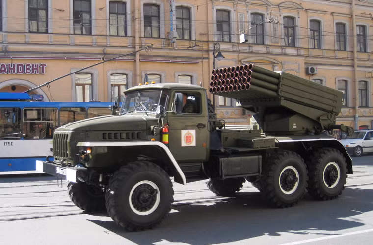 BM-21 Grad không phải là khẩu pháo đơn nhất mà là cả tổ hợp pháo được cấu thành từ xe phóng BM-21 và đạn phản lực cỡ 122mm M-21OF cùng các thành phần đảm bảo chiến đấu khác. Pháo phản lực Grad được đưa vào trang bị cho Hồng quân Liên Xô từ năm 1963 và xuất khẩu tới hàng chục quốc gia trên thế giới, trong đó có Việt Nam. Nó xuất hiện hầu hết trong các cuộc chiến tranh quy mô, các cuộc xung đột ở khắp nơi trên thế giới suốt hàng chục năm.