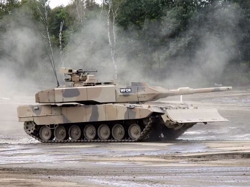 Về mặt hỏa lực, Leopard 2A7+ được trang bị pháo nòng trơn 120mm L55 có tầm bắn xa và độ chính xác rất cao, cơ số đạn 42 viên. Pháo chính nạp bằng tay nhưng vẫn đảm bảo tốc độ bắn cao 6-8 phát/phút, có thể bắn hầu hết các loại đạn chuẩn NATO, cũng như đạn HE thế hệ mới DM11 cho phép tiêu diệt hiệu quả mục tiêu ẩn núp trong tòa nhà, các công sự. Loại đạn này cũng dùng để chống bộ binh, xe bọc thép và trực thăng.