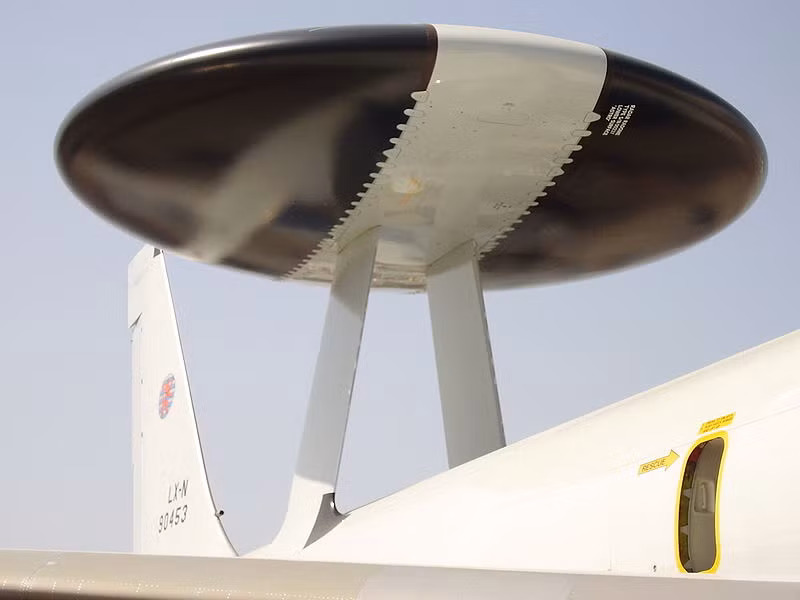 E-3 Sentry được trang bị hệ thống radar mạng pha bị động AN/APY-1 với mạng anten bố trí ở trên lưng máy bay, nằm trong một vỏ bọc hình cầu. Nguồn ảnh: Wiki