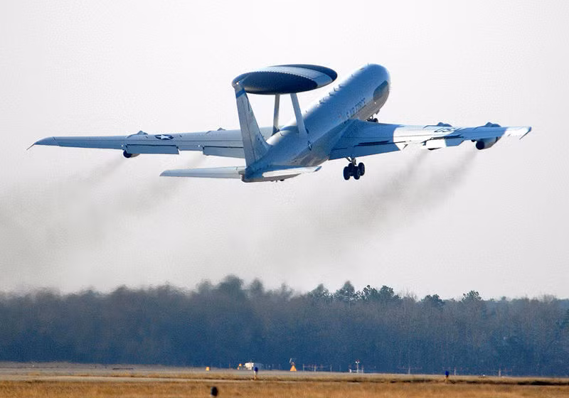 Tuy nhiên, có một dấu hỏi lớn đặt ra là tại sao NATO phải sử dụng tới E-3 Sentry vốn được thiết kế để phát hiện sớm các máy bay chiến đấu và tàu chiến khi mà vốn dĩ phiến quân IS không hề có trang bị tàu chiến hay máy bay. Nguồn ảnh: Wiki