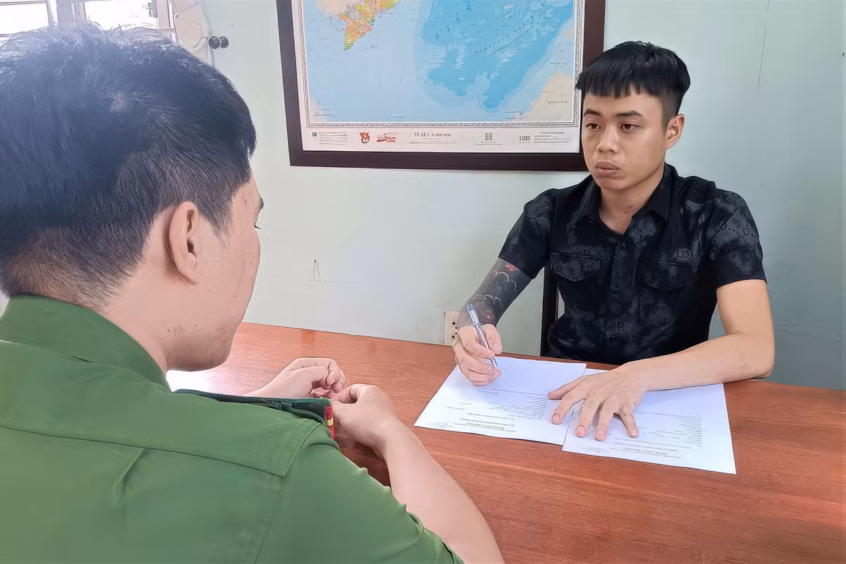 Tam giu thanh nien cam sung xong vao quan ca phe ban nguoi