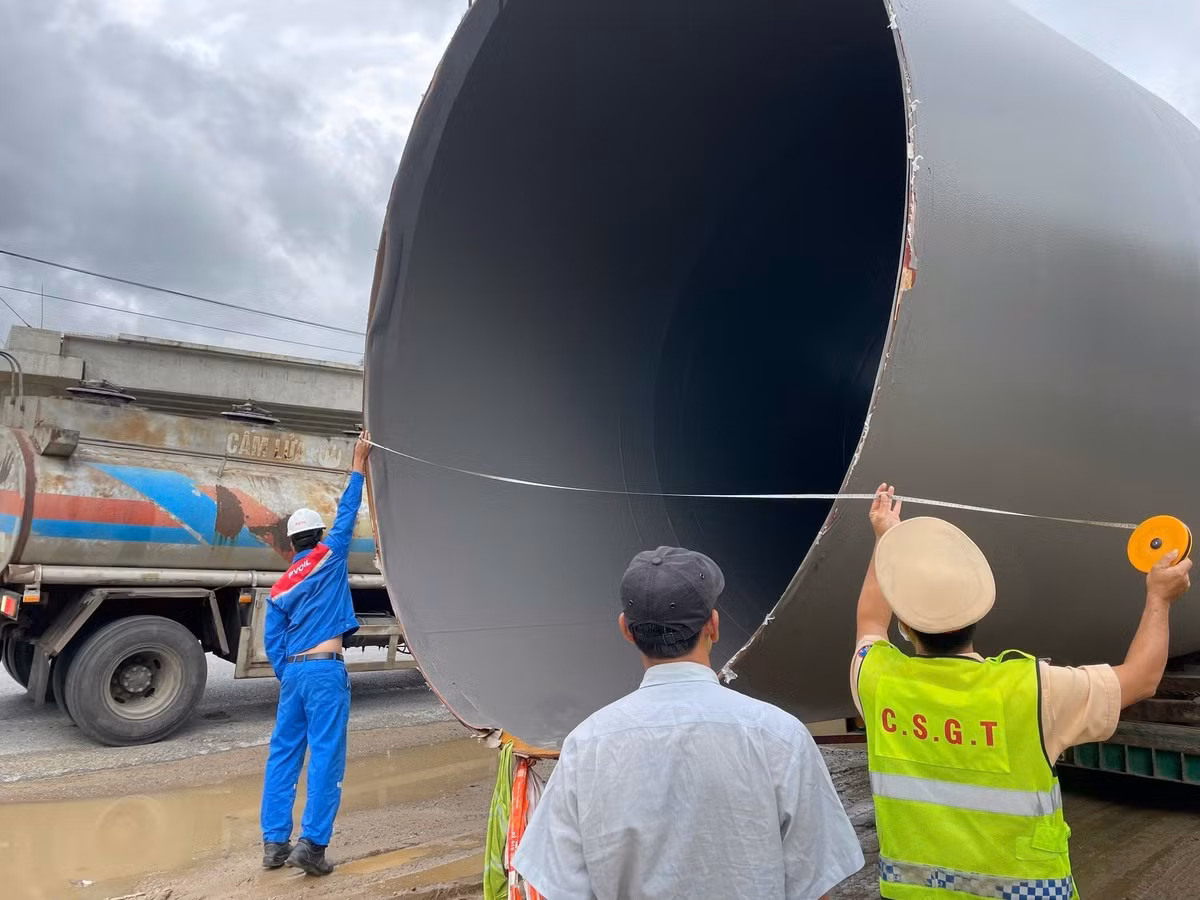 Ngăn chặn 2 xe siêu trường không phép định vượt đèo Hải Vân Ngan chan 2 xe sieu truong khong phep dinh vuot deo Hai Van