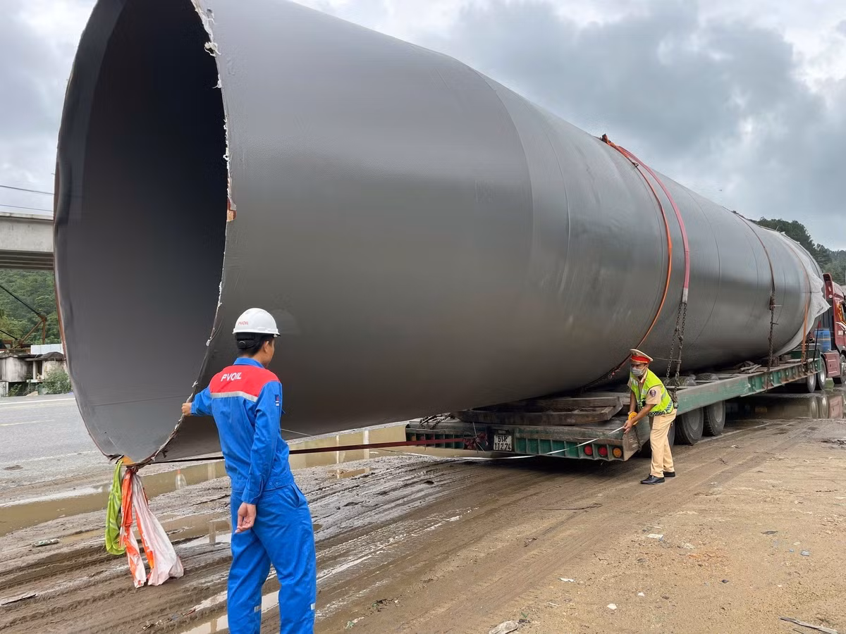 Ngăn chặn 2 xe siêu trường không phép định vượt đèo Hải Vân - Hình 2 Ngan chan 2 xe sieu truong khong phep dinh vuot deo Hai Van-Hinh-2