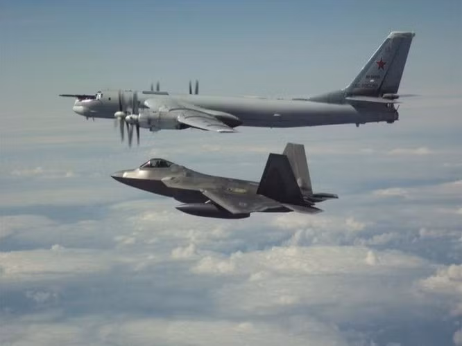 Việc gửi cùng lúc 7 máy bay chống ngầm tầm xa Tu-142 tới các khu vực của hạm đội Mỹ là một sự kiện độc đáo, trong khi các chuyên gia nhận thấy hàm ý rất quan trọng trong hành động như vậy của quân đội Nga.