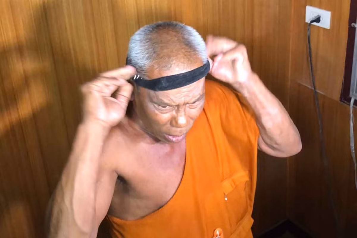 Thay phu nu vao phong su tru tri, nguoi dan “dot kich” vao phanh phui
