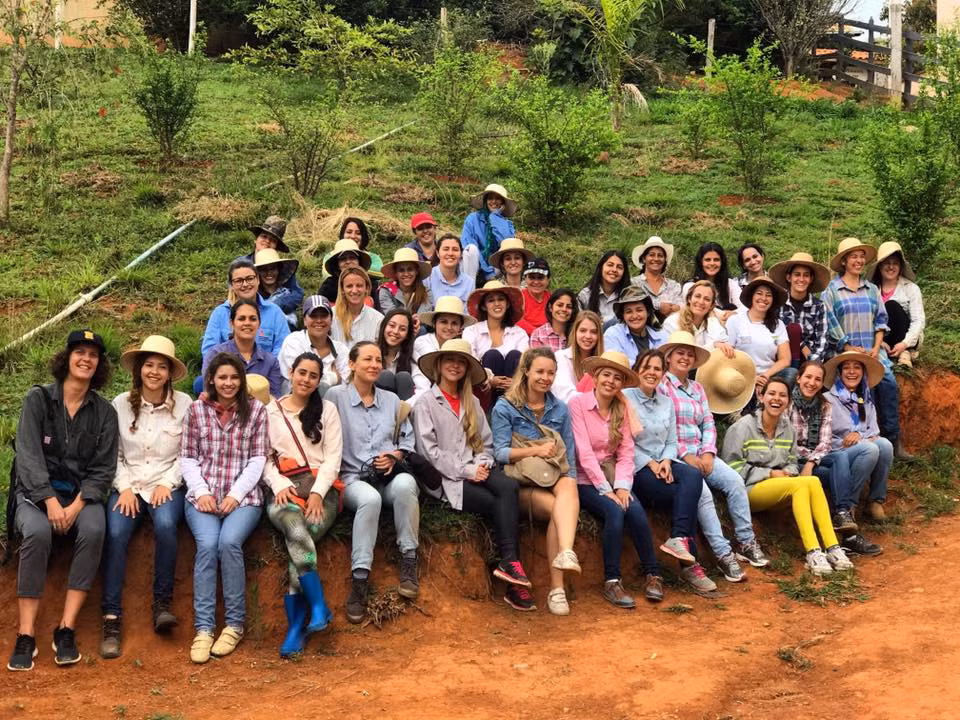Kể từ khi “lập lại chế độ”, ngôi làng Noiva do Cordeiro rơi vào tình trạng thiếu đàn ông và mọi công việc nặng nhọc đều rơi vào tay nữ giới. Các chị em cùng nhau làm nông nghiệp, xây nhà và phát triển ngôi làng trở nên giàu có hơn. Đặc biệt, những người phụ nữ ở đây sống rất đoàn kết.