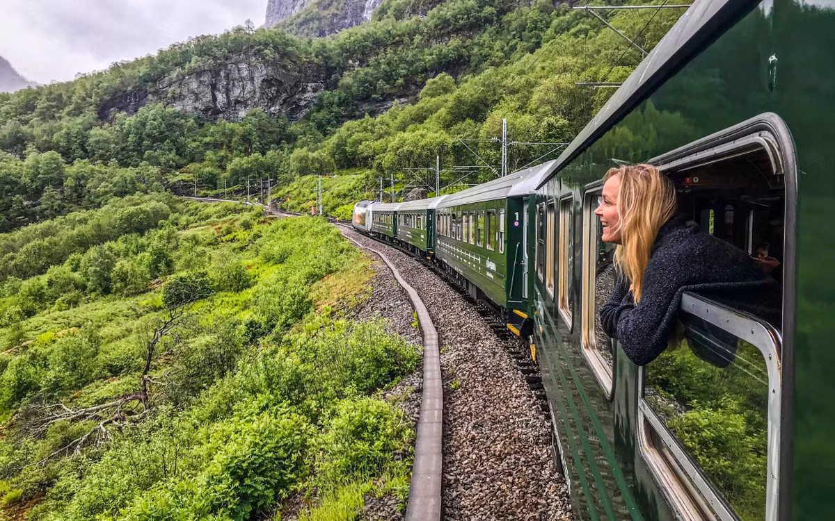 Cung đường Great Rail Journeys (Anh): Đây là một trong những cung đường sắt nổi tiếng nhất thế giới. Con tàu Great Rail Journeys khởi hành từ thành phố London, đưa bạn qua nhiều danh lam thắng cảnh nổi tiếng của Anh, Mỹ, Nga, Trung Quốc…