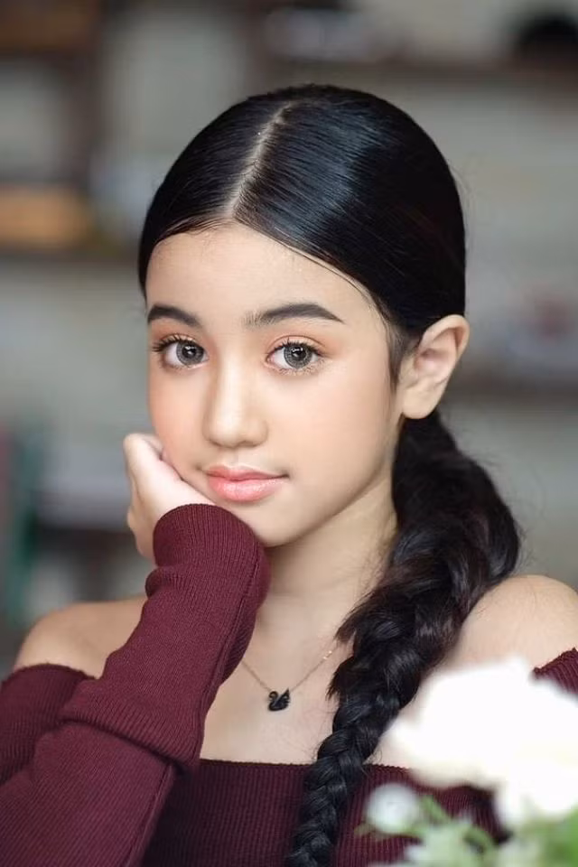 Công chúa Jenna được sinh ra ở Pháp nhưng đã cùng gia đình trở về quê hương Campuchia sinh sống từ năm 2015.