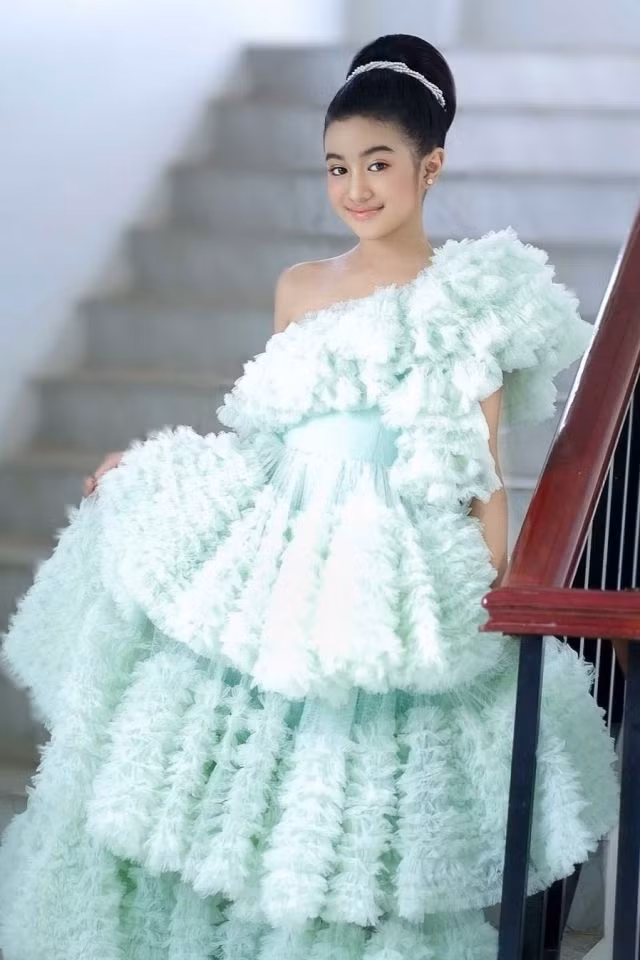 Là thành viên của hoàng gia nên Jenna được nuôi dưỡng, dạy dỗ trong điều kiện ưu việt. Cô bé biết 5 thứ tiếng gồm Khmer, Anh, Pháp, Trung Quốc, Thái Lan, có thể nói và đọc các ngôn ngữ này một cách thành thạo.