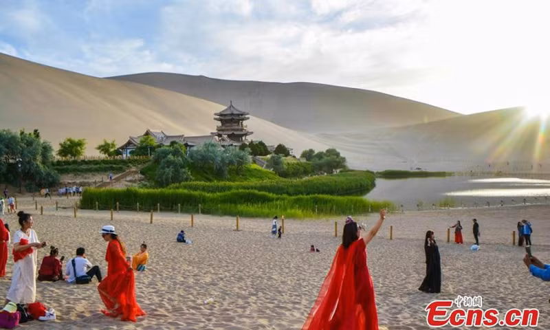 Đến nay, ngày càng nhiều khách du lịch tìm đến tham quan hồ nước ngọt Crescent. Du khách đến đây còn có thể trải nghiệm nhiều hoạt động giải trí như cưỡi lạc đà, “lướt sóng cồn” hay trượt cát. Ảnh: IT.
