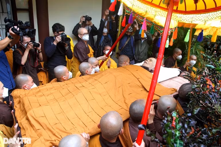 Hình ảnh tại lễ nhập kim quan Thiền sư Thích Nhất Hạnh Hinh anh tai le nhap kim quan Thien su Thich Nhat Hanh