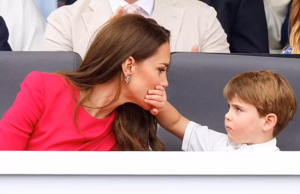 Cậu út nhà Hoàng tử William còn lấy tay che miệng Công nương Kate như muốn ngăn mẹ nói điều gì đó.