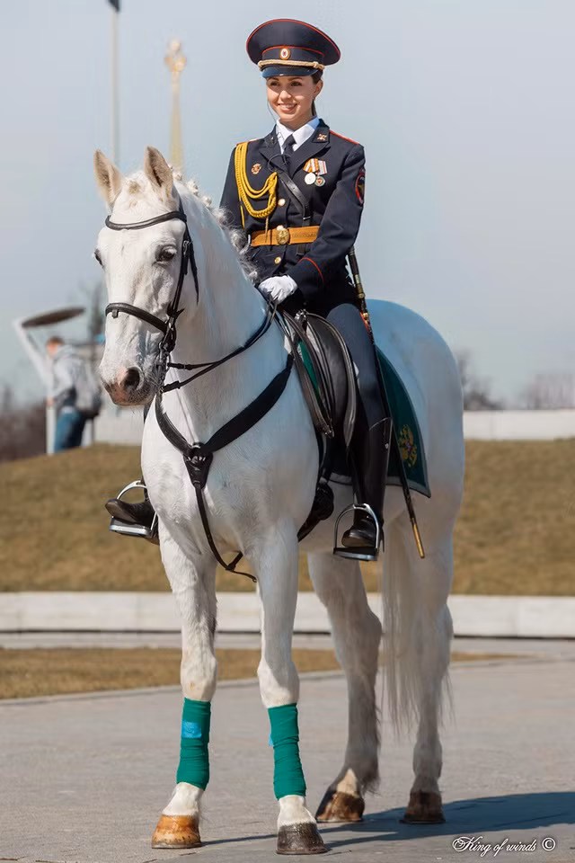 Darya, là một trung sĩ cảnh sát cấp cao chính quy ở Moscow, từng xuất hiện trong một chương trình truyền hình về cảnh sát và nỗ lực chống lại định kiến giới tính.