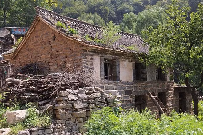 Lối kiến trúc của làng Quách Lượng luôn được gìn giữ trong suốt mấy trăm năm qua với những căn nhà cổ kính, mọi cảnh vật yên bình.