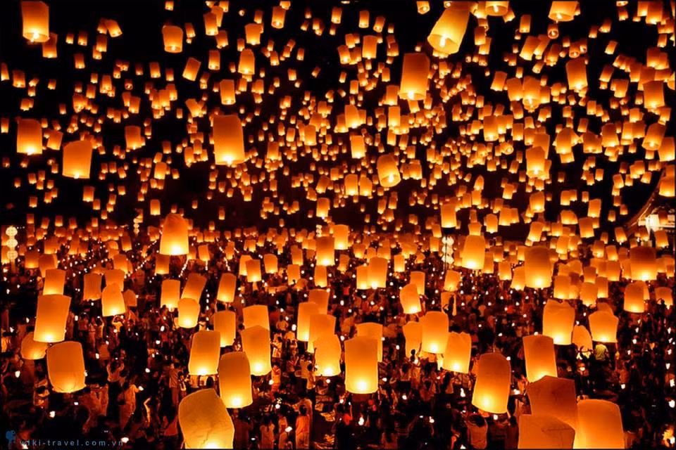 Người ta tin rằng nhờ có nữ thần mà họ mới được may mắn và thành công trong cuộc sống. Vào ngày diễn ra lễ hội, người Ấn Độ thường dọn dẹp, sơn sửa nhà cửa, trang trí đèn, nến trong nhà và ngoài phố.
