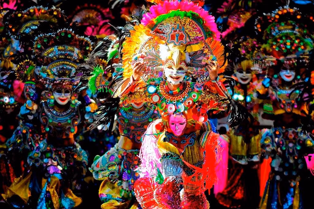 Lễ hội MassKara (Philippines). Đây là lễ hội của những nụ cười, được tổ chức từ ngày 18/10 tại thành phố Bacolod, đảo Nergros, Philippines. Lễ hội MassKara ra đời như một lời tuyên bố rằng, người dân Bacolod dù trong hoàn cảnh khó khăn nào cũng sẽ vượt qua và đứng dậy.