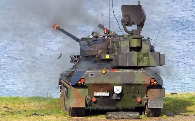 Gepard có tất cả 2 loại radar - một radar cảnh giới bố trí ở phía sau tháp pháo và radar theo dõi mục tiêu nằm phía trước, bên cạnh đó còn có một máy đo xa laser đặt giữa hai nòng pháo, đi kèm cụm ống phóng đạn khói ngụy trang.