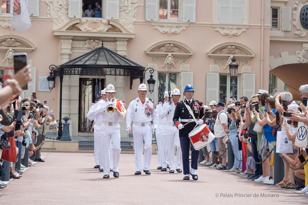 Lực lượng cận vệ Compagnie des Carabiniers du Prince của Hoàng gia Monaco có hai bộ trang phục để thay đổi giữa mùa đông và mùa hè. Quân phục màu trắng nhẹ nhàng và phù hợp hơn với mùa hè.