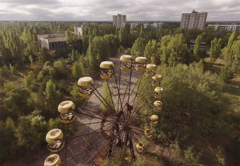 Hình ảnh hoang tàn của công viên ở Pripyat, Ukraine, đã trở thành một biểu tượng của thảm họa hạt nhân Chernobyl năm 1986.