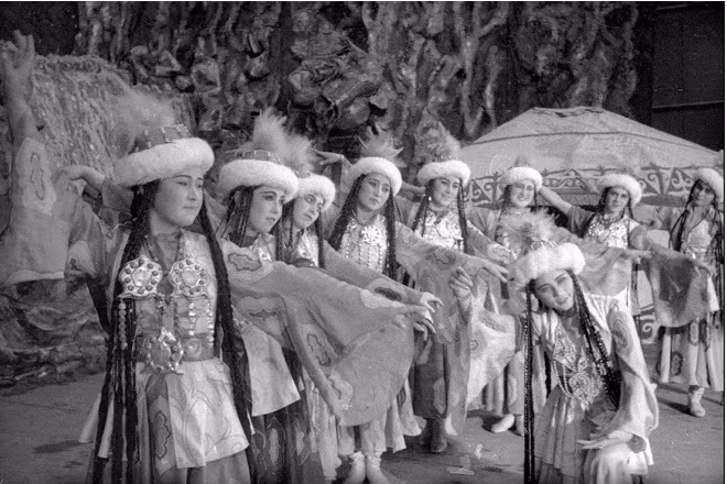 “Đắm mình” trong các điệu múa truyền thống của Liên Xô - Hình 2 “Dam minh” trong cac dieu mua truyen thong cua Lien Xo-Hinh-2