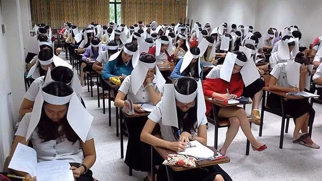 Giáo viên của Khoa Kinh doanh - Nông nghiệp của trường Đại học Kasetsart (Thái Lan) cũng yêu cầu sinh viên đội chiếc mũ làm từ 2 trang giấy trong khi đang làm bài kiểm tra.