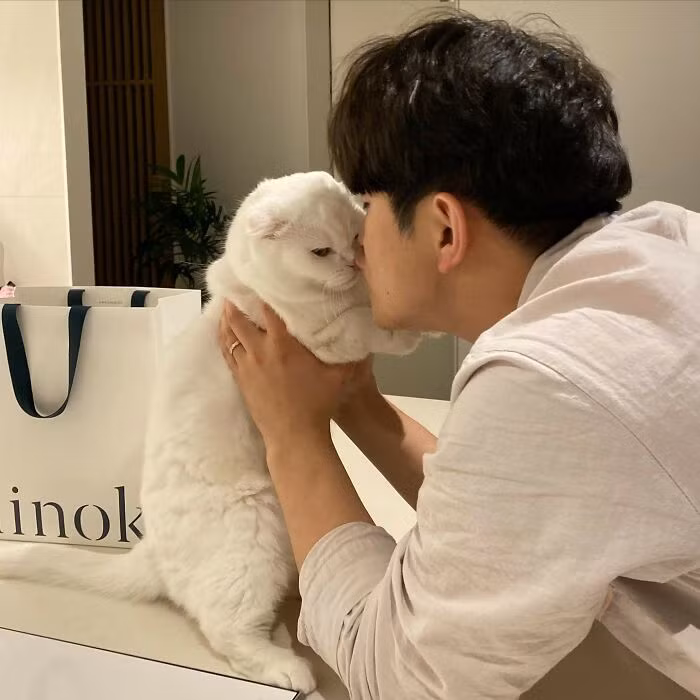 Có lẽ lần trước Muji không cảm thấy thích thú, anh chủ lại thử lại lần nữa!