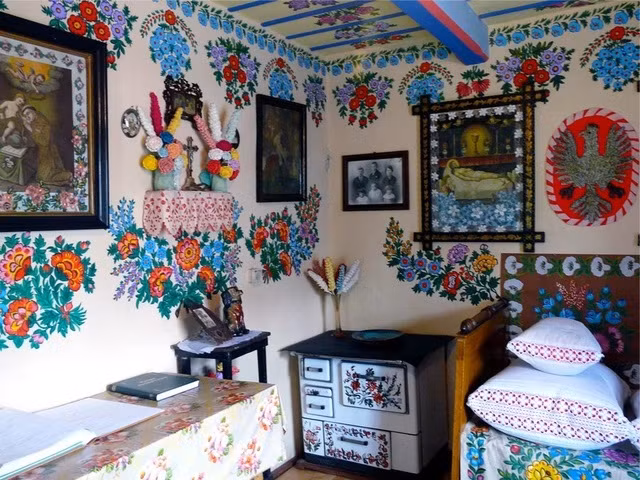Ngôi nhà của bà Felicja Curylowa là điểm tham quan nổi tiếng ở làng Zalipie. Tại đây, du khách có thể ngắm nhìn những bông hoa trang trí trên trần nhà, bức tường, vỏ gối, khăn trải bàn...