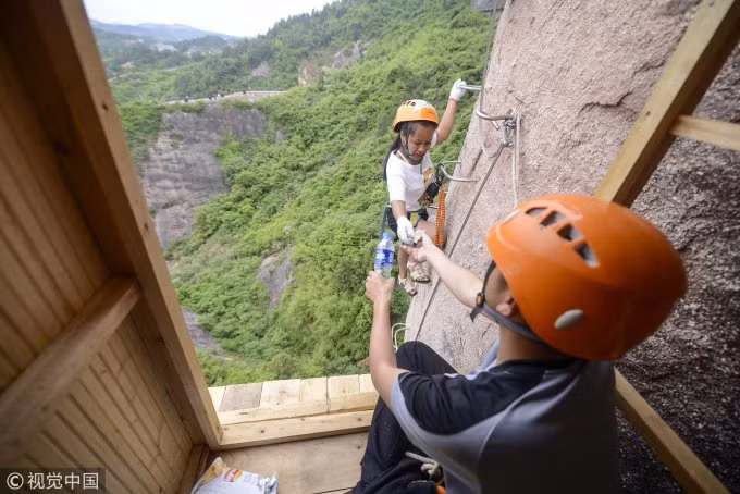 Cua hang “bat tien nhat the gioi” nam tren vach da cao 120m-Hinh-2