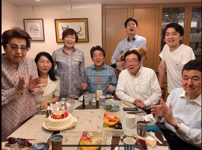 Ong Shinzo Abe va chuyen tinh dang nguong mo voi vo-Hinh-2