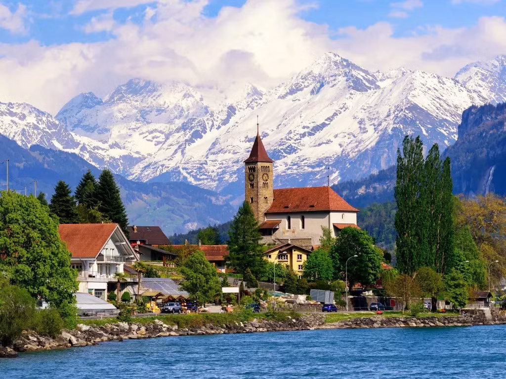 Đi dạo dọc bờ hồ Brienz hay đứng trên tàu, du khách sẽ thấy bao quát dãy núi Alps hùng vĩ ẩn hiện trên nền nước xanh ngọc lam tuyệt đẹp.