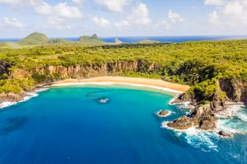 Nhung quy dinh ky quac tren hon dao “thien duong” o Brazil