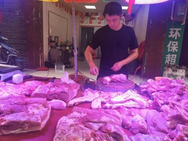 Bo cong chuc, chang trai ve que livestream ban thit lon