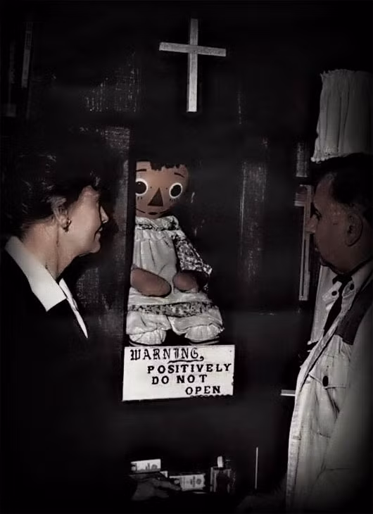 3. Búp bê Annabelle: Theo chủ nhân của Annabelle, con búp bê này bị thao túng bởi hồn ma độc ác và đang tìm cách xâm nhập vào một chủ thể khác. Annabelle sau đó đã bị hai nhà ngoại cảm có tên Ed và Lorraine bắt và nhốt vào bảo tàng Occult ở Connecticut, Mỹ.