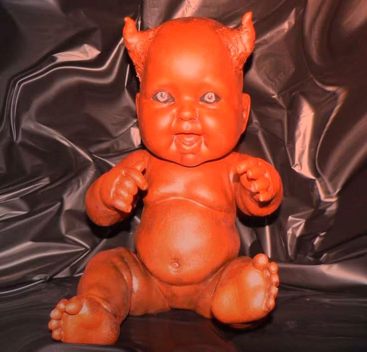 7. Búp bê Devil Baby: Một số con búp bê Devil Baby vẫn còn tồn tại đến ngày nay. Nghệ sĩ Ricardo Pustiano từng mua Devil Baby và sản xuất hàng loạt phiên bản khác đem bán. Khách hàng của anh khẳng định những con búp bê thường đưa mắt lén lút nhìn theo họ. Do đó, họ cho rằng con búp bê này bị ám và ác quỷ đang sống bên trong nó.