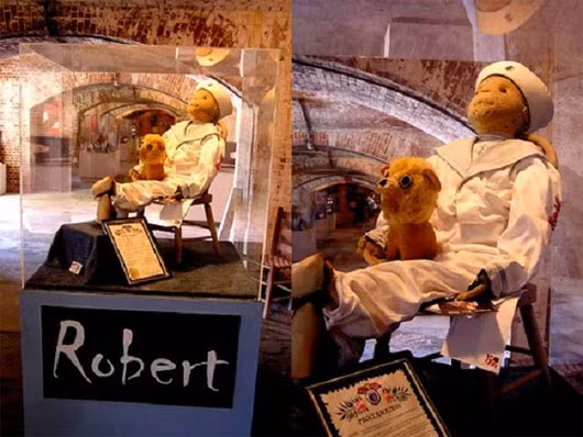 2. Huyền thoại về búp bê Robert: Khi nói đến những con búp bê ma ám, búp bê Robert của Mỹ được cho là nổi tiếng nhất. Búp bê Robert chính là nguồn cảm hứng để các nhà làm phim xây dựng nhân vật búp bê đáng sợ Chucky trong bộ phim nổi tiếng "Ma búp bê".