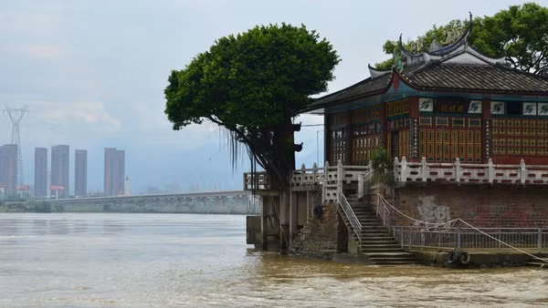 Trên thực tế, ngôi chùa cổ này được nối với bờ bằng một sợi dây. Người chèo thuyền sẽ bám vào sợi dây này để điều khiển thuyền qua lại giữa bờ và chùa.