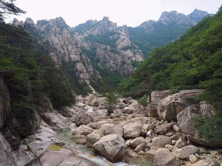 Đá núi Kim Cương là loại đá hoa cương khối to và rất rắn chắc, hiện lên thành hình khối trụ to lớn, xếp đứng thắng ngay ngắn, tạo nên nét nguy nga lạ mắt.
